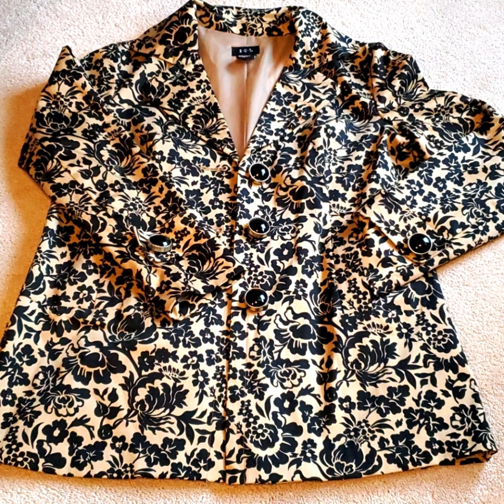 R-Q-T, Jacket , sz. S , beige with black flowers.